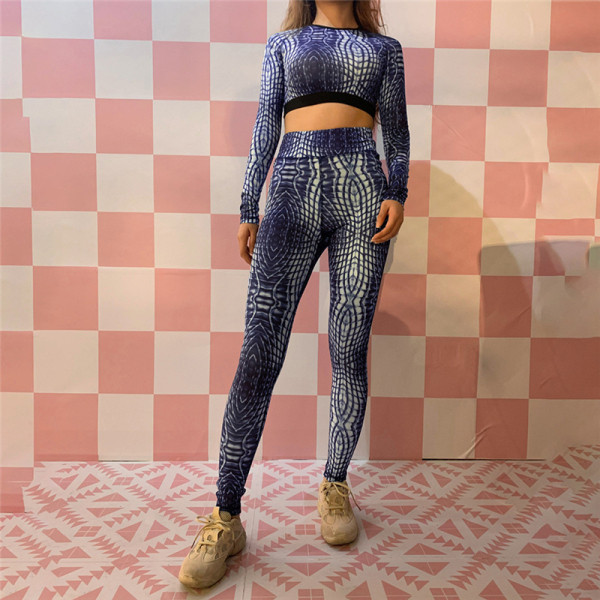 Naiste spordikomplekt koos retuuside ja lühikese pluusiga