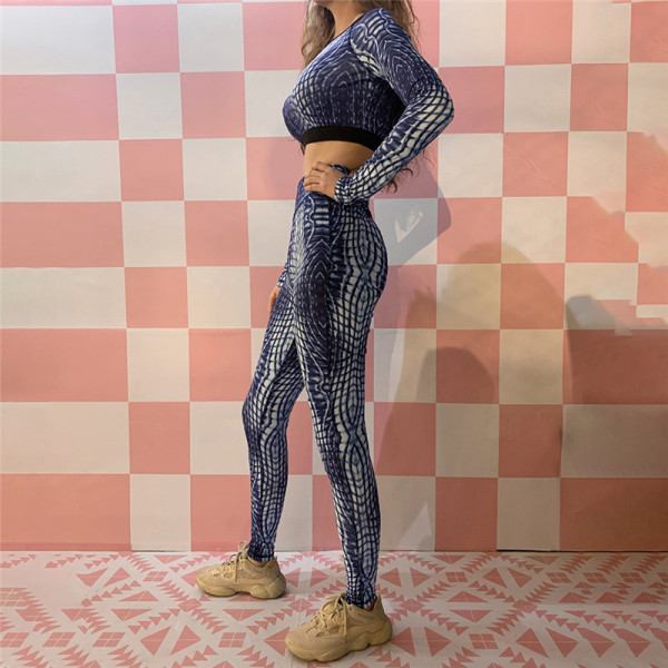 Naiste spordikomplekt koos retuuside ja lühikese pluusiga