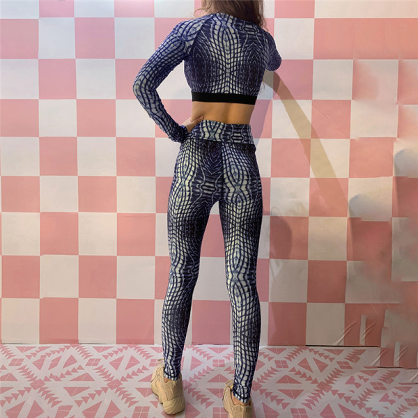 Naiste spordikomplekt koos retuuside ja lühikese pluusiga