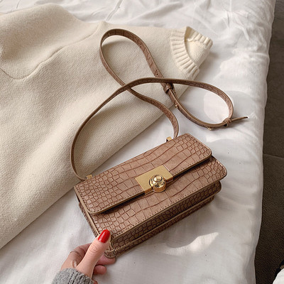 Pika sanga ja metallist kinnitusega vabaaja naistekott