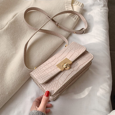 Pika sanga ja metallist kinnitusega vabaaja naistekott