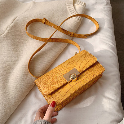 Pika sanga ja metallist kinnitusega vabaaja naistekott