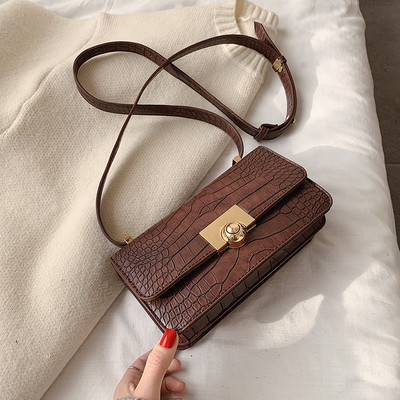 Pika sanga ja metallist kinnitusega vabaaja naistekott