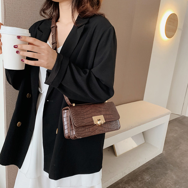 Pika sanga ja metallist kinnitusega vabaaja naistekott