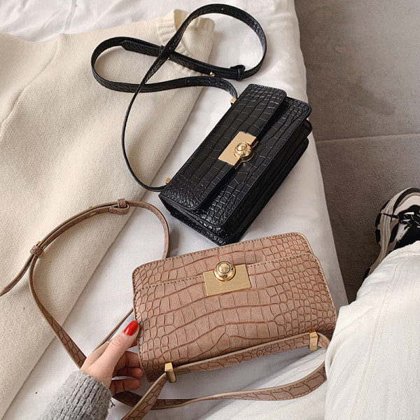 Pika sanga ja metallist kinnitusega vabaaja naistekott