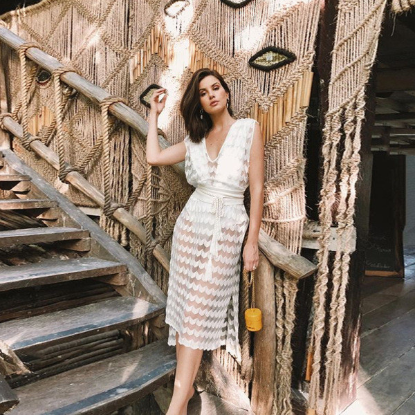 Модерна дамска бяла рокля с колан на талията и шпиц деколте