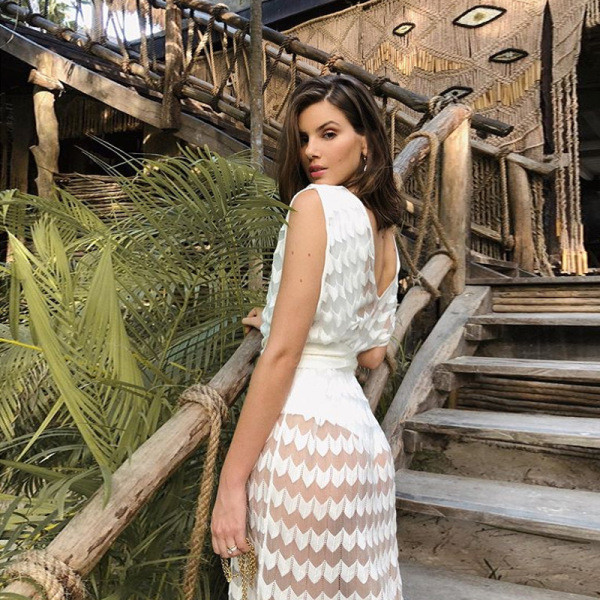 Модерна дамска бяла рокля с колан на талията и шпиц деколте