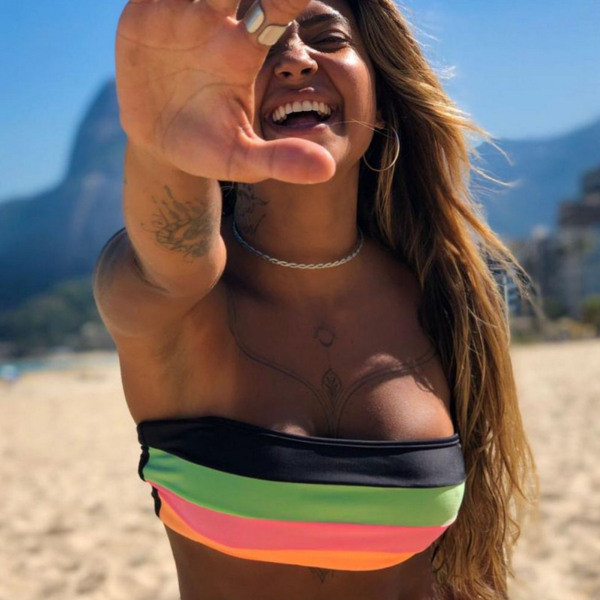 Dviejų dalių spalvingas moteriškas maudymosi kostiumėlis su top tipo kaspinu