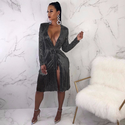 Stilinga moteriška suknelė su V formos iškirpte ir kutais