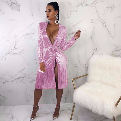 Stilinga moteriška suknelė su V formos iškirpte ir kutais