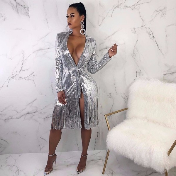 Стилна дамска рокля с V-образно деколте и пискюли 