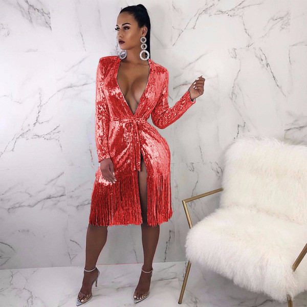 Стилна дамска рокля с V-образно деколте и пискюли 