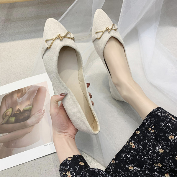 Ежедневни дамски мокасини от еко велур с метални елементи 