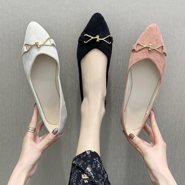 Ежедневни дамски мокасини от еко велур с метални елементи 