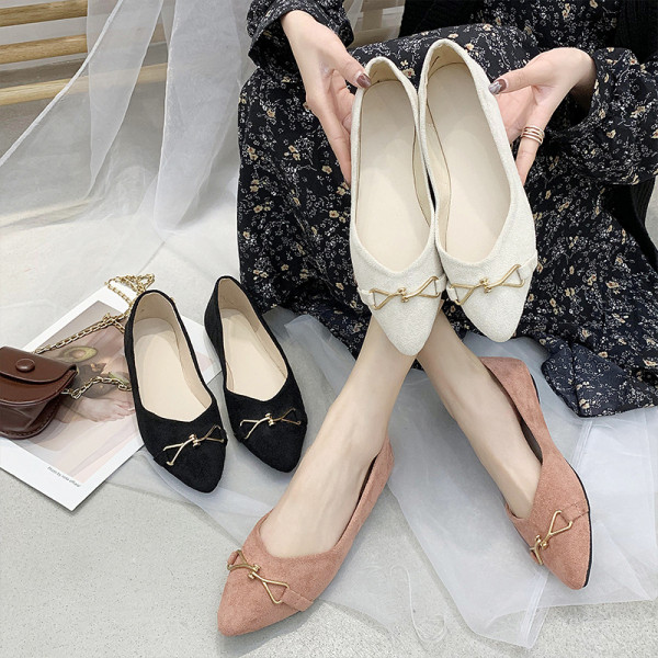 Ежедневни дамски мокасини от еко велур с метални елементи 