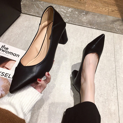 Нов модел дамски заострени обувки от еко кожа с нисък дебел ток 