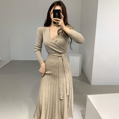 Модерна дамска рокля с колан на талията и  шпиц деколте