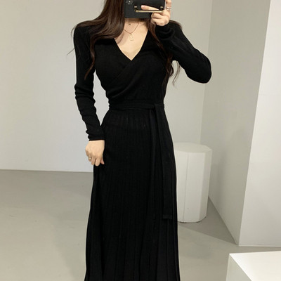 Модерна дамска рокля с колан на талията и  шпиц деколте