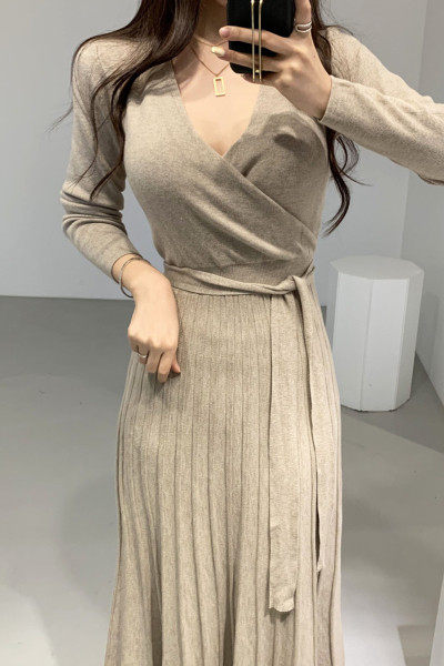 Модерна дамска рокля с колан на талията и  шпиц деколте 