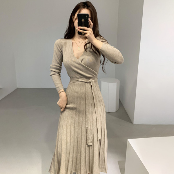 Модерна дамска рокля с колан на талията и  шпиц деколте 