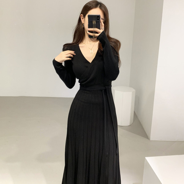 Модерна дамска рокля с колан на талията и  шпиц деколте 