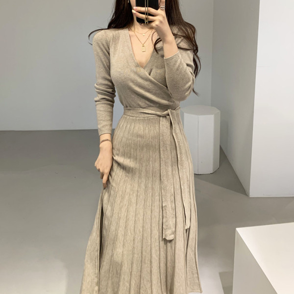 Модерна дамска рокля с колан на талията и  шпиц деколте 