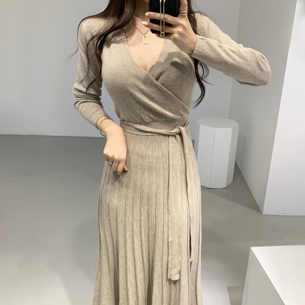 Модерна дамска рокля с колан на талията и  шпиц деколте 