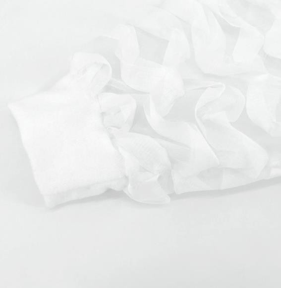 Дамска модерна блуза с висока яка и тюл на ръкавите в бял цвят