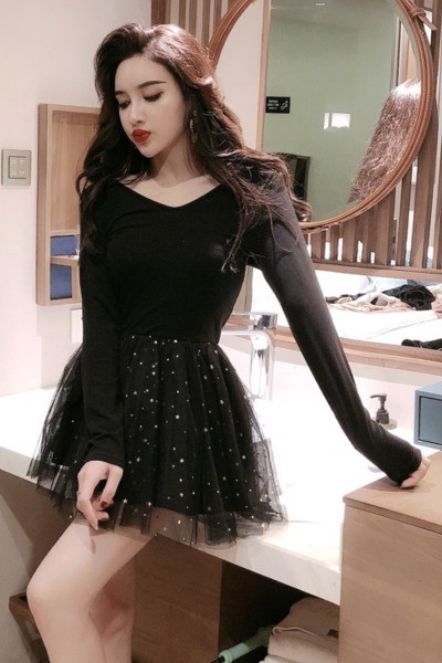 Къса дамска черна рокля с дълъг ръкав