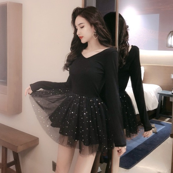 Къса дамска черна рокля с дълъг ръкав