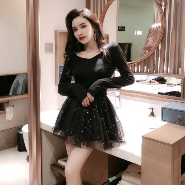 Къса дамска черна рокля с дълъг ръкав