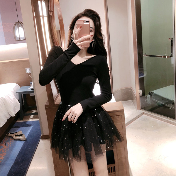 Къса дамска черна рокля с дълъг ръкав