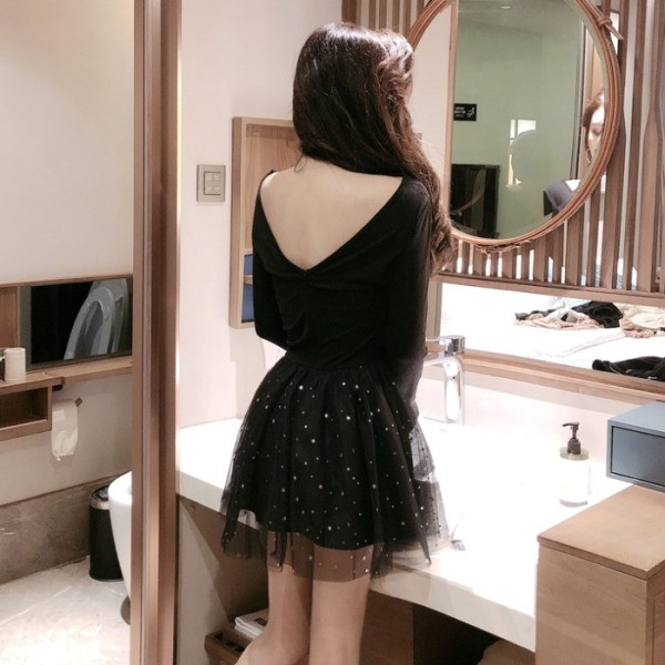 Къса дамска черна рокля с дълъг ръкав