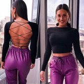 Moteriška laisvalaikio trumpa palaidinė apnuoginta nugara ir trumpomis rankovėmis juodos spalvos