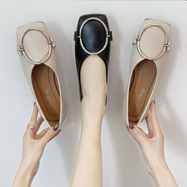 Дамски ежедневни мокасини от еко кожа с метална декорация 