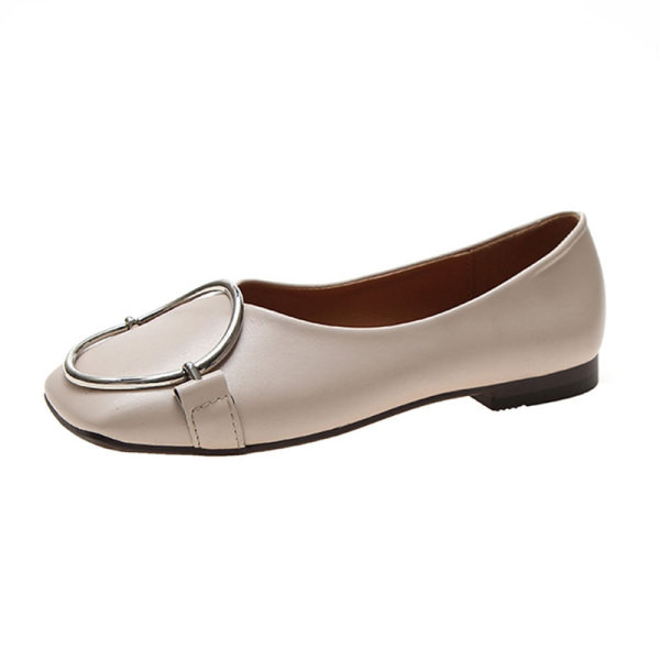 Дамски ежедневни мокасини от еко кожа с метална декорация 