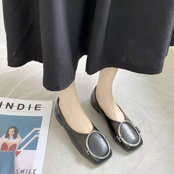 Дамски ежедневни мокасини от еко кожа с метална декорация 