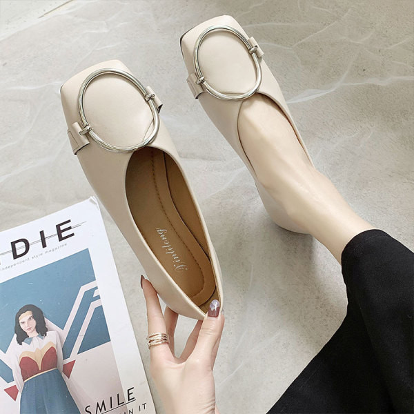 Дамски ежедневни мокасини от еко кожа с метална декорация 