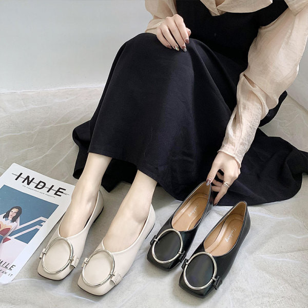 Дамски ежедневни мокасини от еко кожа с метална декорация 