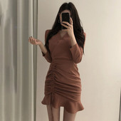 Ženska haljina sa špic izrezom i dugim rukavima - asimetrični model