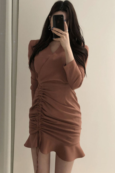 Дамска рокля с шпиц деколте и дълъг ръкав -асиметричен модел 