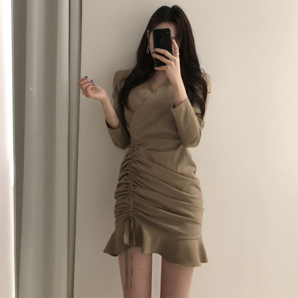 Дамска рокля с шпиц деколте и дълъг ръкав -асиметричен модел 