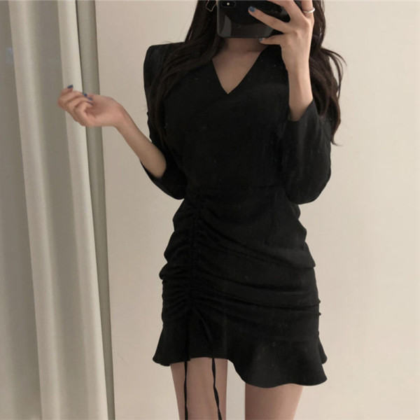 Дамска рокля с шпиц деколте и дълъг ръкав -асиметричен модел 