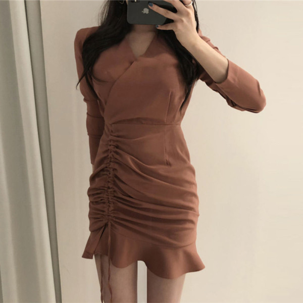 Дамска рокля с шпиц деколте и дълъг ръкав -асиметричен модел 