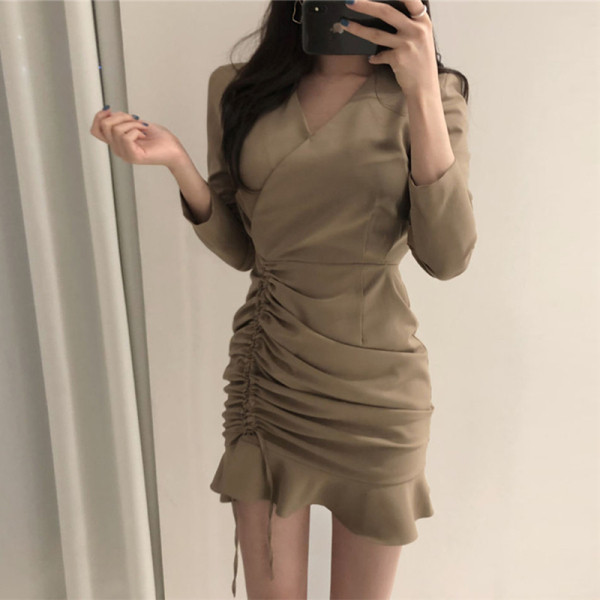 Дамска рокля с шпиц деколте и дълъг ръкав -асиметричен модел 