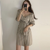 Moteriška dryžuota pavasarinė suknelė su sagomis ir špicine iškirpte