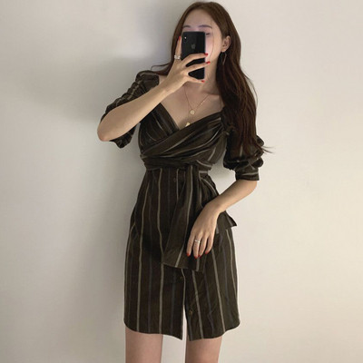 Moteriška dryžuota pavasarinė suknelė su sagomis ir špicine iškirpte