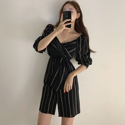 Moteriška dryžuota pavasarinė suknelė su sagomis ir špicine iškirpte