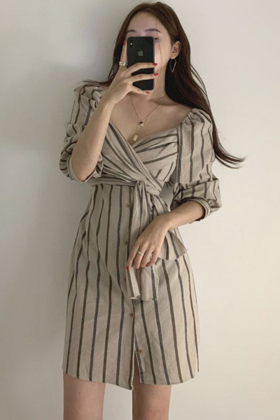 Moteriška dryžuota pavasarinė suknelė su sagomis ir špicine iškirpte