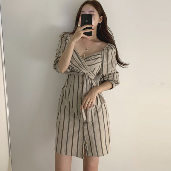 Moteriška dryžuota pavasarinė suknelė su sagomis ir špicine iškirpte